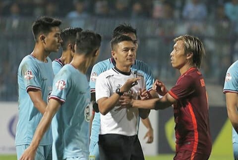 Pemain Persela protes, mengerumuni wasit Wawan Rafiko, yang memberi penalti kontroversial. (Foto: Nasih/ngopibareng.id)