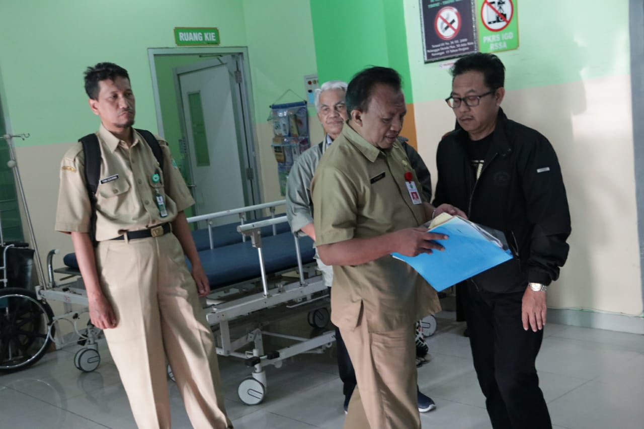 Wali Kota Malang, Sutiaji (jaket hitam), ketika membesuk Seniman, Budi Ayuga di Rumah Sakit Saiful Anwar, Kota Malang (Foto: Dok Istimewa)