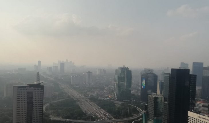 Arsip-Gedung bertingkat tersamar kabut polusi udara di Jakarta, Senin (8/7/2019). Berdasarkan data 
