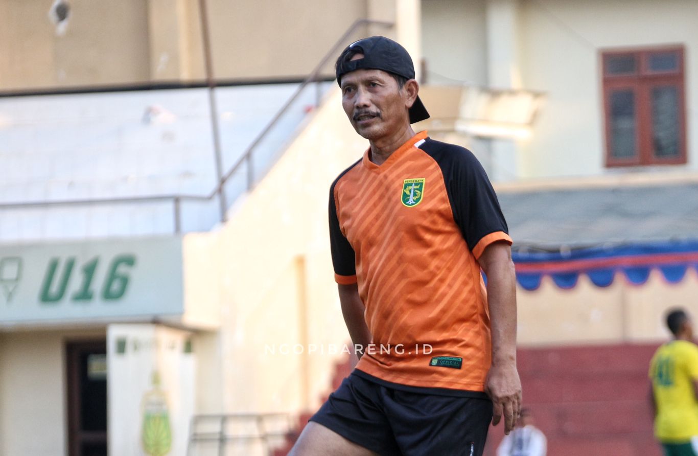 Pelatih Persebaya, Djajang Nurdjaman saat memimpin latihan di Lapangan Polda Jatim, Selasa 30 Juli 2019. (Foto: Haris/ngopibareng.id)