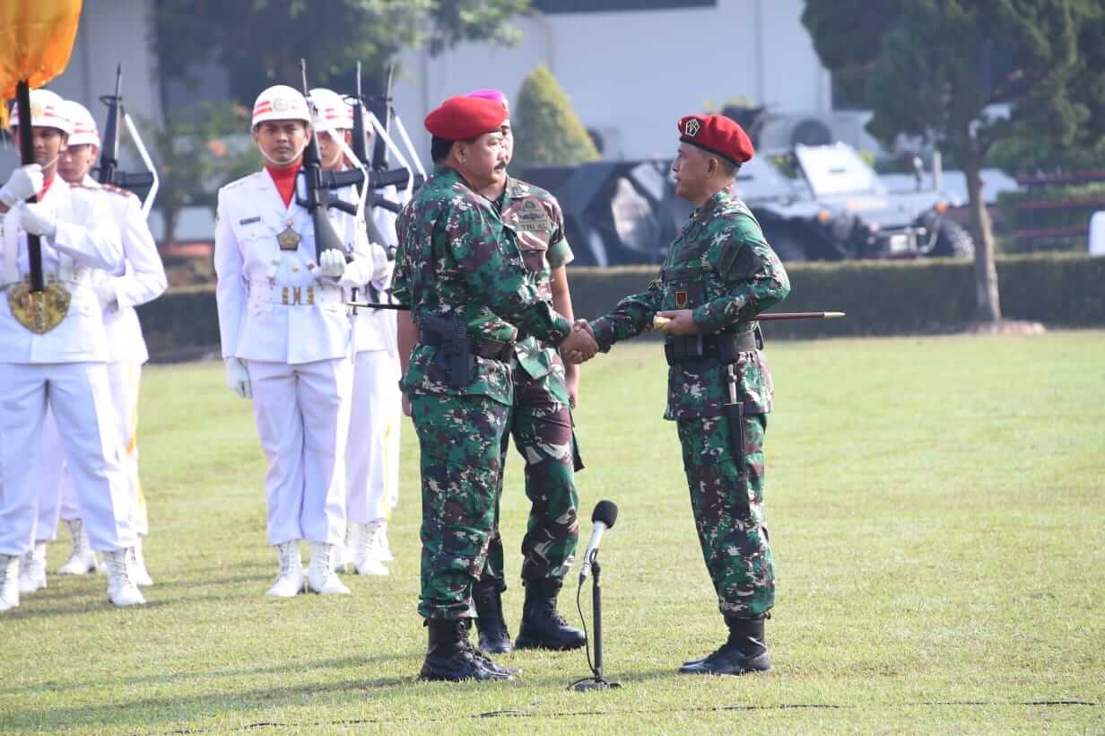 Pengangkatan jabatan Brigjen Rochadi berlangsung di Lapangan Koopssus TNI, Mabes TNI, Cilangkap, Jakarta Timur, dilakukan oleh Panglima TNI Marsekal Hadi Tjahjanto. (Foto:ist/ngopibareng.id)
