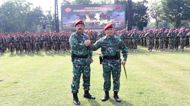 Panglima TNI Marsekal Hadi Tjahjanto dan Komandan Koopssus TNI, Brigjen TNI Rochadi. (Foto: ist/ngopibareng.id)