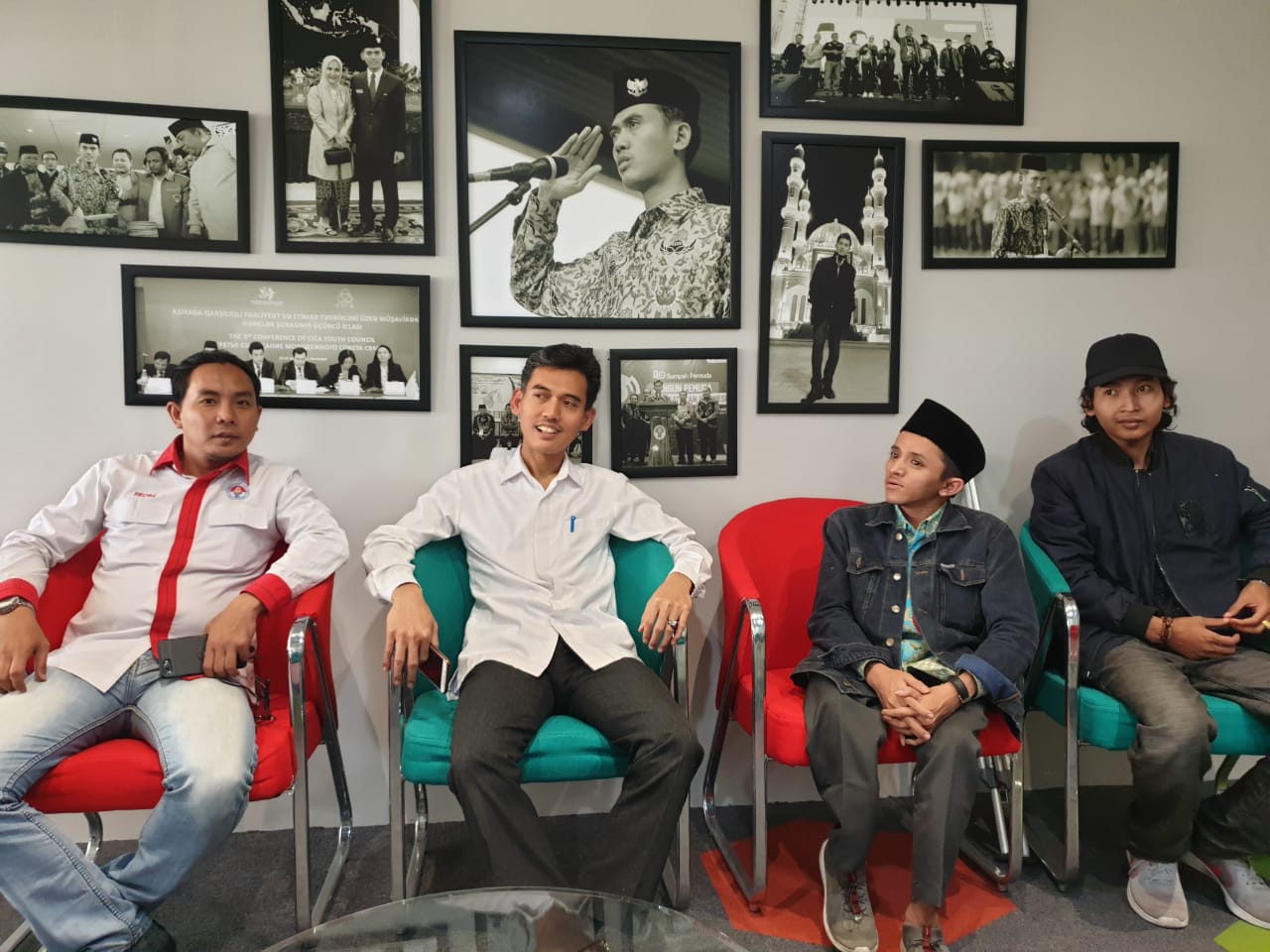 Anjas Pranomo saat bertemu Deputi Bidang Pengembangan Pemuda Kemenpora RI, Dr. Asrorun Niam Sholeh, MA di Jakarta. (Foto: ist/ngopibareng.id)