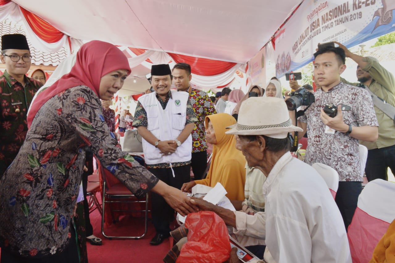 Gubernur Khofifah memberikan sembako kepada para lansia dalam Peringatan Hari Lanjut Usia Nasional (Halun) Ke-23 Tahun 2019 Tingkat Provinsi Jatim di Pendopo Kab. Bangkalan. (Foto: Faiq/ngopibareng.id)