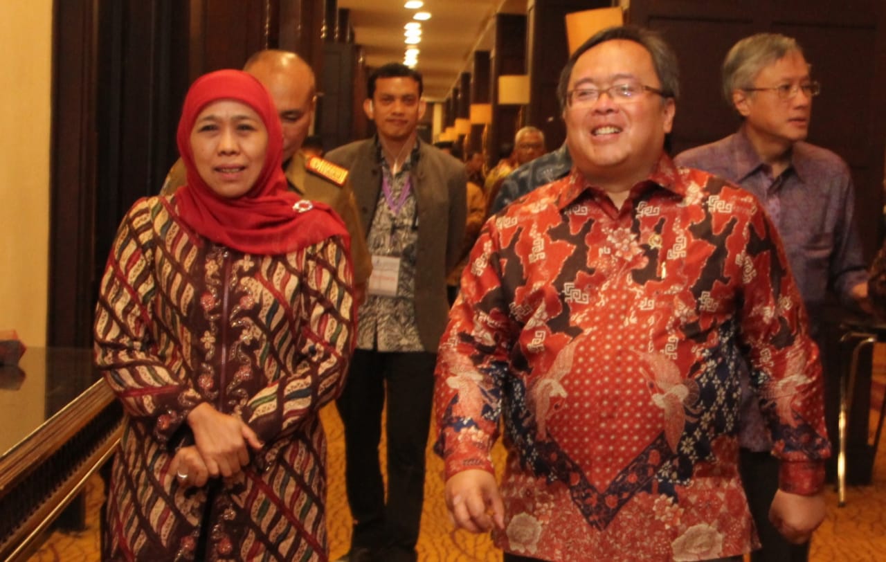 Menteri Bappenas Bambang Brodjonegoro bersama Gubernur Jatim Khofifah saat berada di Hotel Shangri-la. (Foto: Faiq/ngopibareng.id)