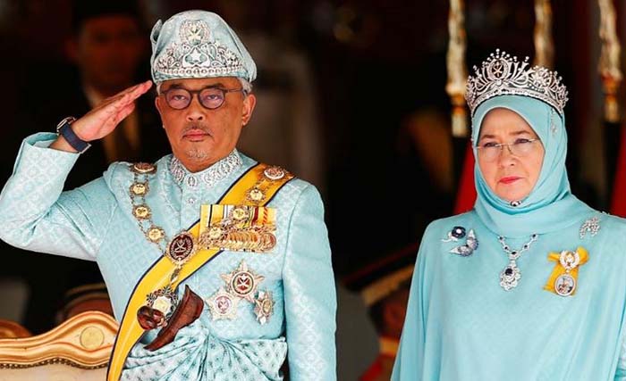 Sultan Abdullah Ri’ayatuddin usai dinobatkan sebagai Raja Malaysia, didampingi permaisuri Tunku Hajah Azizah Aminah. (Foto:Bernama)