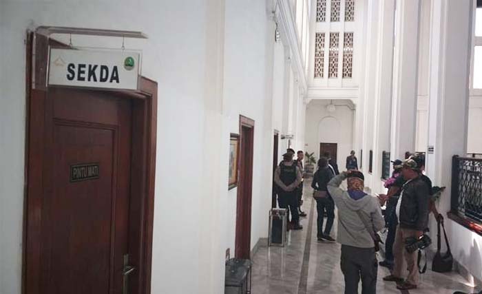 Ruang Sekda Jabar di Gedung Sate Bandung, diobok-obok KPK. Para wartawan menunggu di luar ruangan. (Foto:Antara)