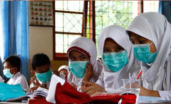 Murid-murid SD di Pekanbaru, Riau, menggunakan masker hari Rabu 31 Juli. (Foto:Antara)