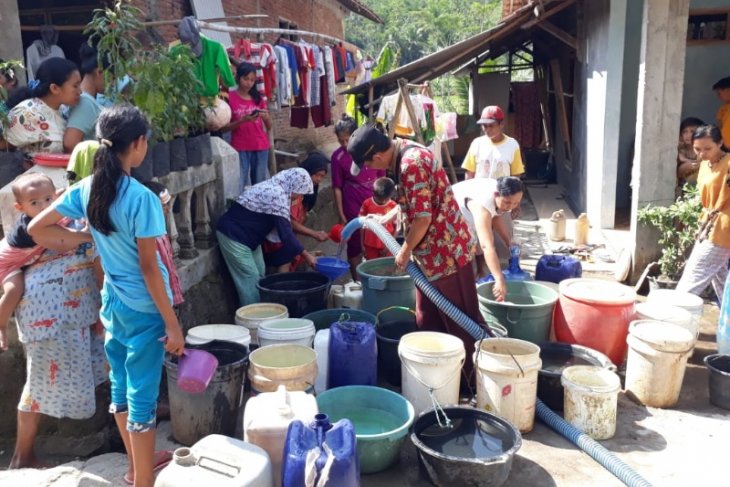 Petugas BPBD Kabupaten Cilacap saat menyalurkan bantuan air bersih bagi warga Desa Tayem Timur, Kecamatan Karangpucung. (Foto: Dokumentasi BPBD Cilacap)