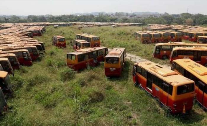 Ratusan bus mangkrak di Ciputat. (Foto:Antara)