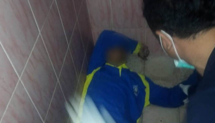 Jenazah korban ketika ditemukan di dalam kamar mandi SMKN 1 Gedangan (Foto: Istimewa)