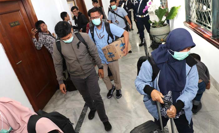 Penyidik KPK membawa koper dan dus berisi berkas dari ruang kerja Sekda Jabar di Gedung Sate Bandung, Rabu siang. (Foto:AyoBandung)
