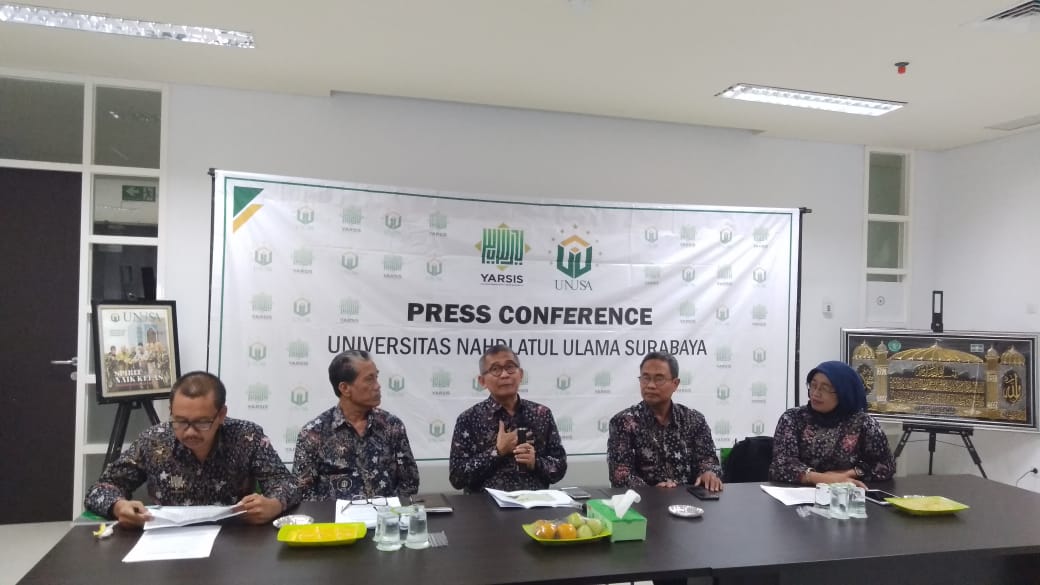 Rektor Unusa, Prof. Dr. Ir Achmad Jazidie, MEng, saat konferansi pers, Rabu, 31 Juli 2019. (Foto: Pita/ngopibareng.id) 