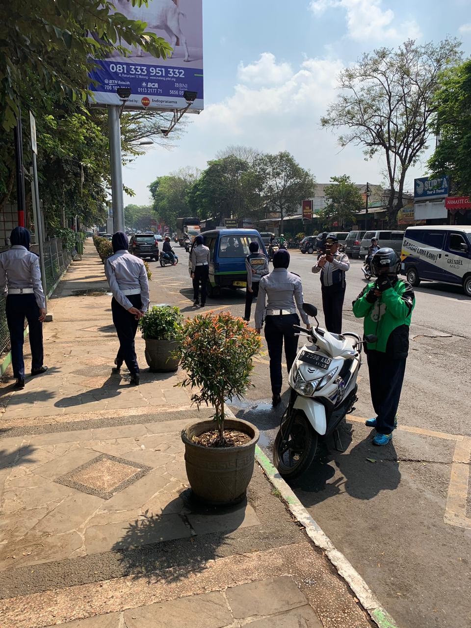 Srikandi Dishub Kota Malang saat melakukan penertiban parkir di Kota Malang (dok:foto istimewa) 