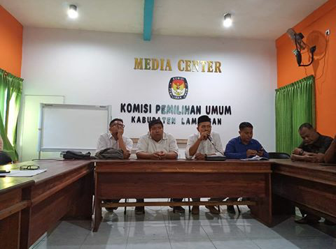 Ketua KPU Lamongan, Mahrus Ali Sedang Melakukan Pemaparan. (Foto: Nasih/ngopibareng.id)