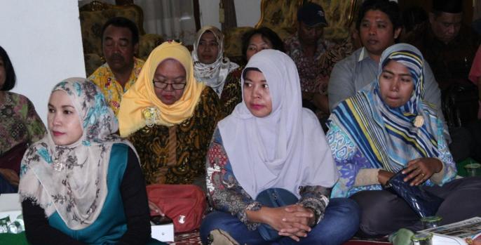 Para pelaku Industri Kecil Menengah di Pasuruan sedang  menghadiri pertemuan Dekranasda di Pringgitan Pasuruan. (Foto: Dok Humas)