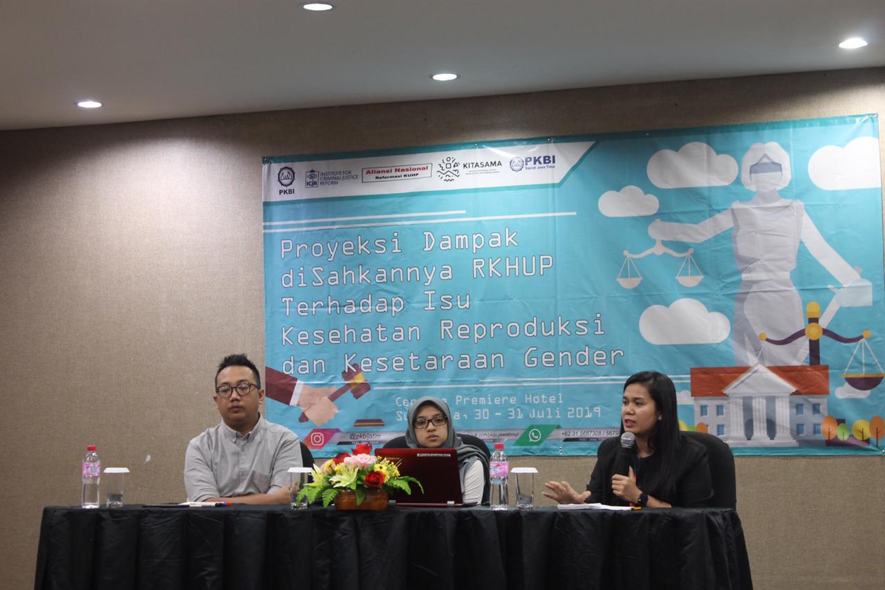 Acara proyeksi dampak disahkannya RKUHP terhadap isu kesehatan reproduksi dan kesetaraan gender di Surabaya. (Foto: Faiq/ngopibareng.id)