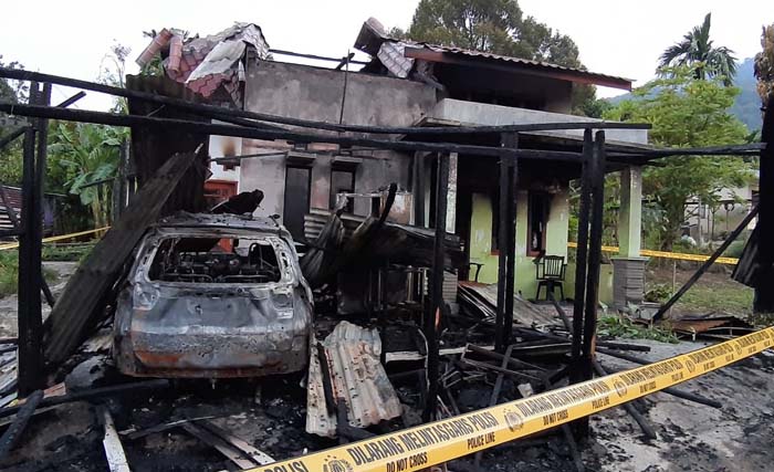 Rumah Asnawi, Wartawan koran Serambi Mekah di Kutacane, Aceh Tenggara, yang dibakar orang tak dikenal
