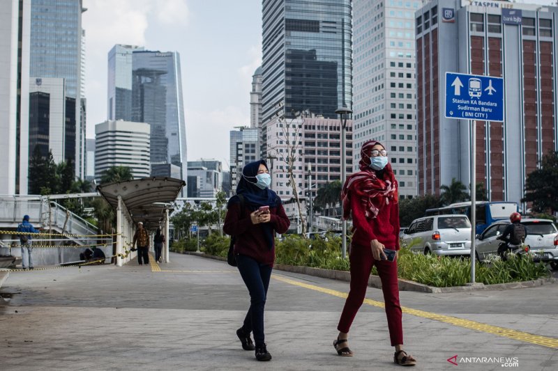 Warga Jakarta mengenakan masker guna melindungi dari udara tidak sehat. (Foto: Dok/Antara)