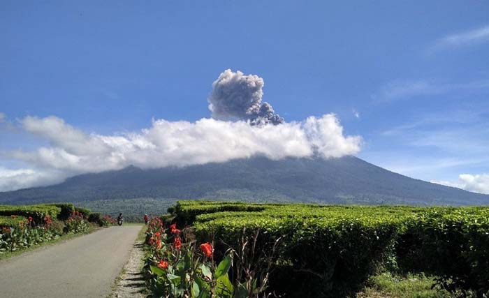Erupsi Gunung Kerinci di Provinsi Jambi, Rabu kemarin. (Foto:Rotasi.Id)