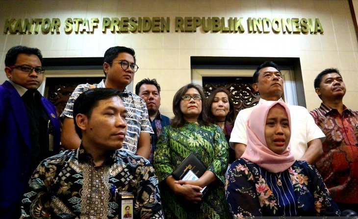 Kepala Staf Kepresidenan Moeldoko (kedua kanan atas) usai bertemu dengan drg Romi Syofpa Ismael (pertama kiri bawah) beserta kuasa hukum di Gedung Bina Graha, Jakarta pada Kamis 1 Agustus 2019. (Foto: Antara/Bayu Prasetyo)