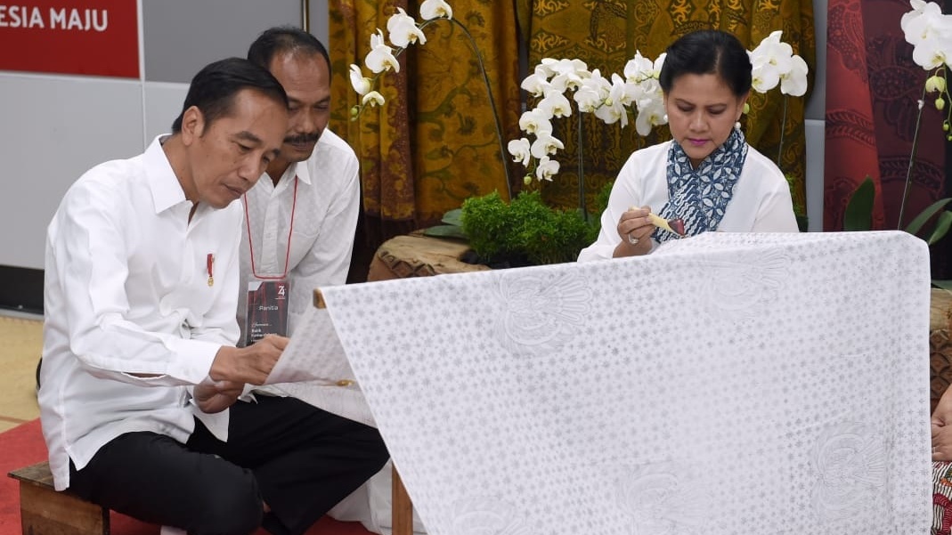Presiden Jokowi bersama Ibu Negara,  sedang membantik di Stasiun MRT Bundaran HI, Kamis 1 Agustus 2019. (Foto: asmanu/ngopibareng.id)