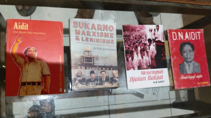 EMPAT buku yang sudah diserahkan Polsek Kraksaan ini kemudian dipinjam MUI Kabupaten Probolinggo. (Foto: Istimewa/ngopibareng.id)