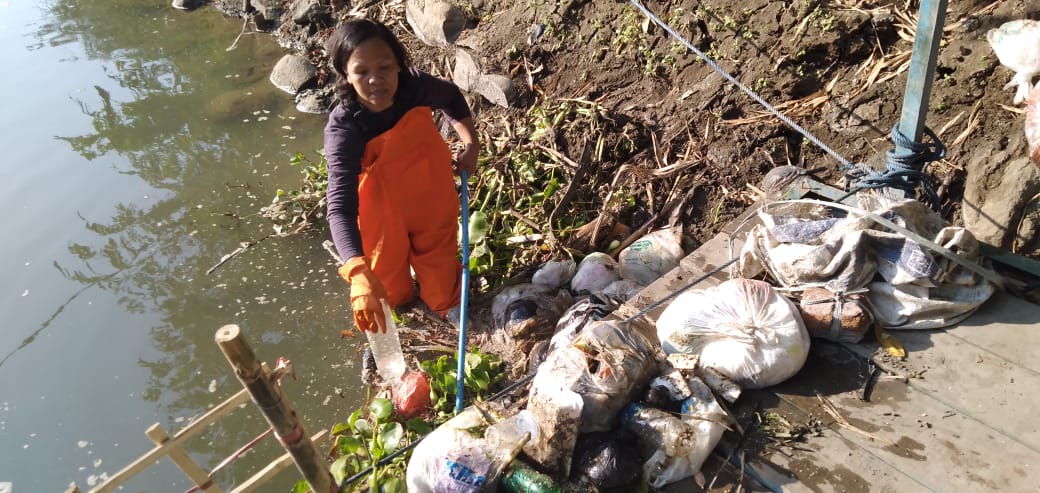 Pihak Ecoton saat melakukan survei sampah popok di Sungai Brantas. (Foto: Istimewa)