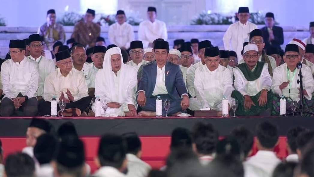 Presiden Jokowi menghadiri doa kebangsaan dalam menyambut HUT Kemerdekaan RI ke-74 di Istana Merdeka, Jakarta, pada Kamis 1 Agustus 2019 malam. (Foto: Instagram Jokowi)