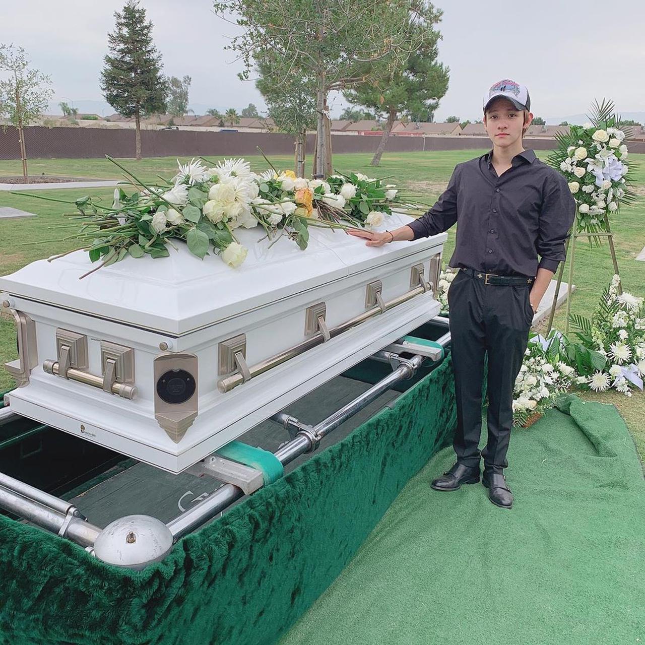 Kim Samuel, penyanyi Produce 101 season 2, mengunggah foto saat pemakaman ayahnya, Jose Arredondo. (Foto: Instagram @its_kimsamuel)