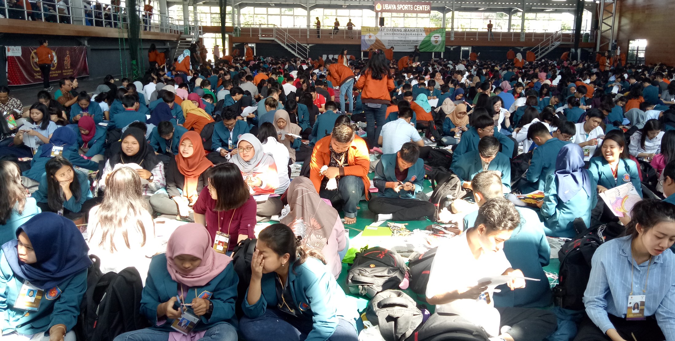 Suasana pembuatan wayang kertas Punakawan mahasiswa baru Ubaya. (Foto: Pita/ngopibareng.id)