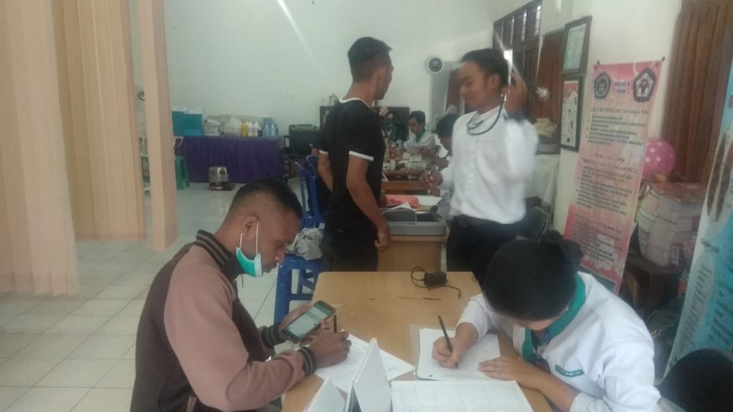Para peserta sunnat massal yang mendaftar untuk disunnat di Gedung Fakultas Ilmu Kesehatan, Unitri, Jumat 2 Agustus 2019 (Foto: Theo/Ngopibareng.id)