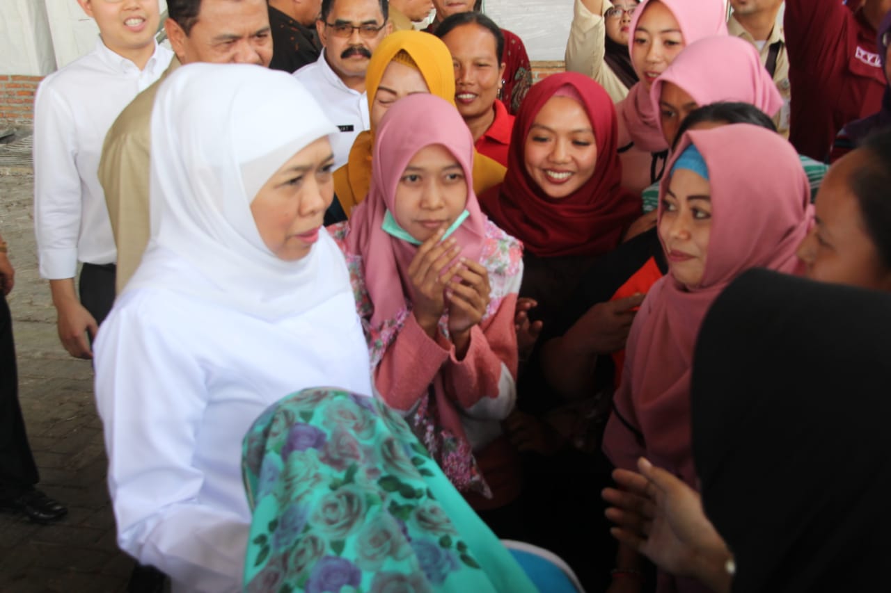 Gubernur Jawa Timur Khofifah Indar Parawansa saat bertemu dengan buruh pabrik di Mojokerto. (Foto: Faiq/ngopibareng.id)