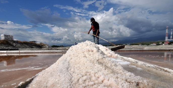 Produksi garam di desa Tambaklekok, kecamatan Lekok. (Foto: Dok Humas), 