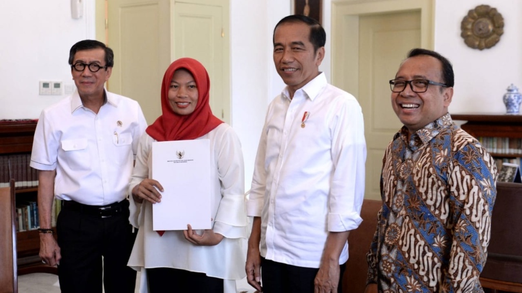 Baiq Nuril memperlihatkan Keppres Amnesti yang baru diterima dari Presiden Jokowi di Istana Bogor. Jumat 2 Juli 2019 (Foto: BPMI Serpres,)