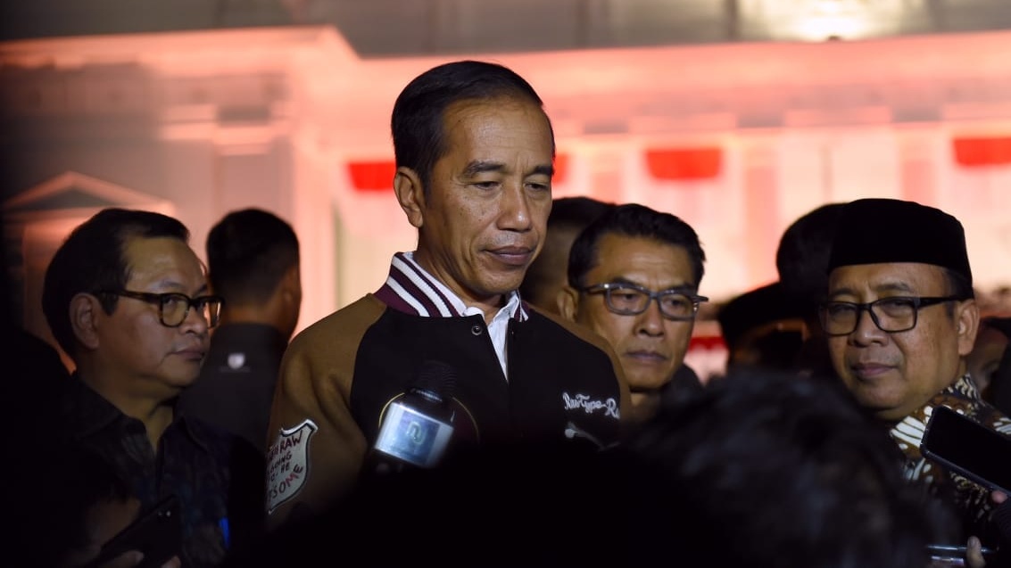 Presiden Joko Widodo memberikan keterangan pers saat menyaksikan pagelaran wayang kulut di halaman istana Merdeka sehubungan gempa di Banten Jumat 2 Agustus 2019. ( foto: BPMI Setpres)