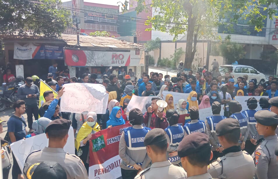 Para aktivis saat berunjuk rasa tolak perda miras. (Foto:Nasih/ngopibareng.id)