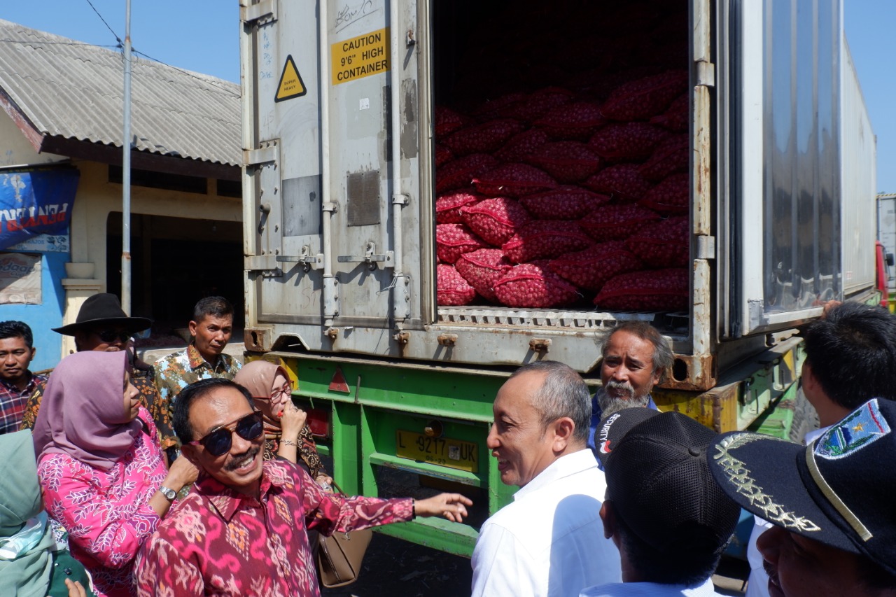 DUA kontainer berisi 55 ton bawang merah asal Probolinggo diekspor ke Thailand. (foto: Ikhsan/ngopibareng.id)