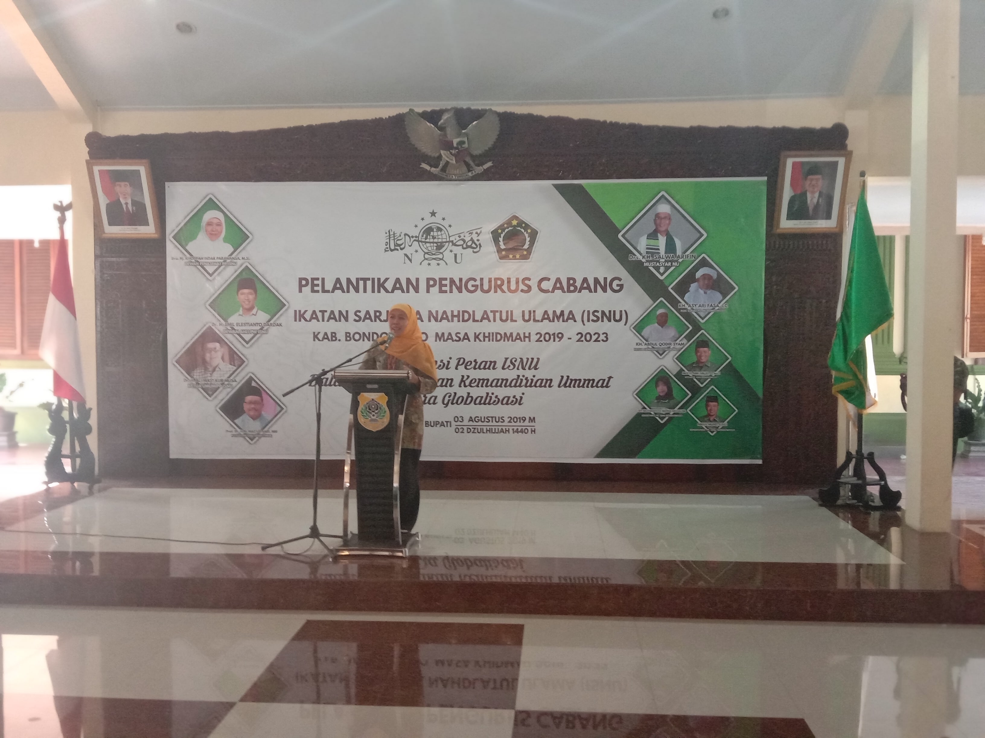 Gubernur Jawa Timur Khofifah Indar Parawansa saat melantik kader ISNU Bondowoso, Sabtu 3 Agustus 2019. (Foto: Faiq/ngopibareng.id)