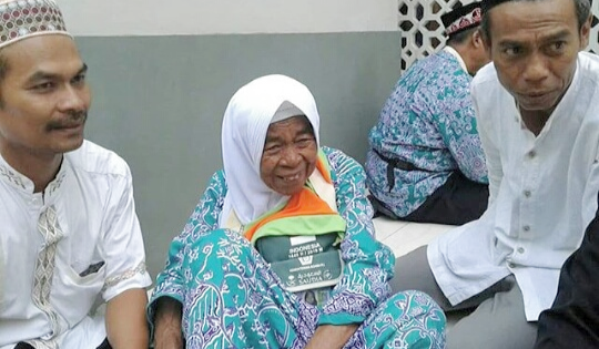 Nenek Salkah saat hendak dilepas oleh Bupati bersama CJH lainnya di Pendopo Lokatantra. (Foto:Nasih/ngopibareng.id)