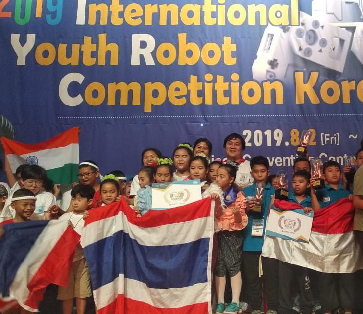Tim Garuda Muda 2 saat meraih juara III kompetisi Robot Internasional di Daejeon, Korsel. (Dok. Tim Garuda Muda 2)