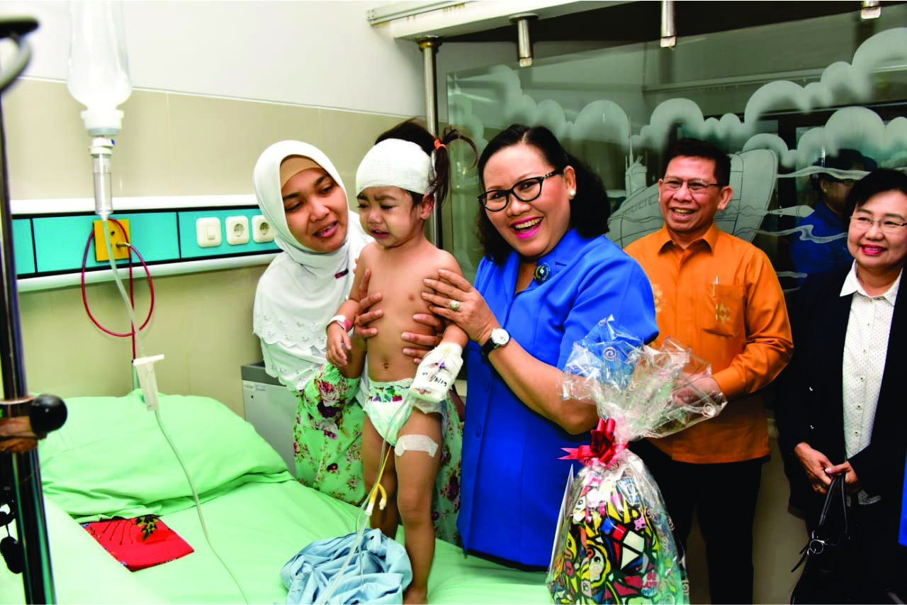 Ketua Umum Jalasenastri Ny. Manik Siwi Sukma Adji saat mengunjungi anak Pradifa pasien yang sedang  menderita  profoun learing loss di Paviliun II RSAL Dr. Ramelan Surabaya, Sabtu(3/8) 