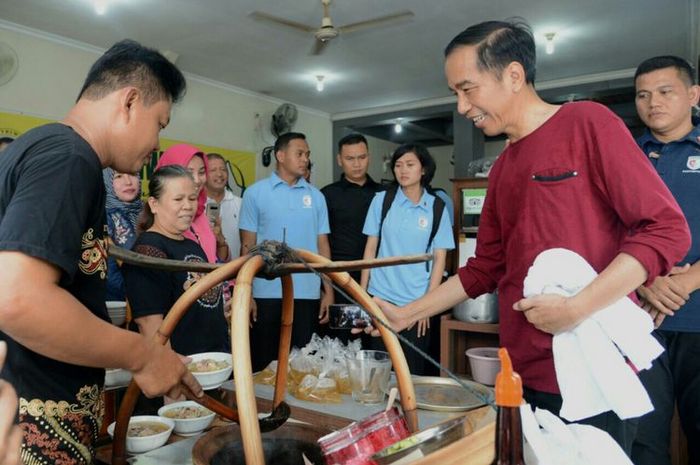 Presiden Jokowi nge-vlog saat makan Soto Triwindu.