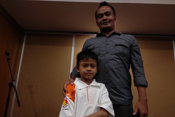 Syahsyah Syakish bersama ayahnya Samsul Bahri (Foto: Antara/Asep Firmansyah)