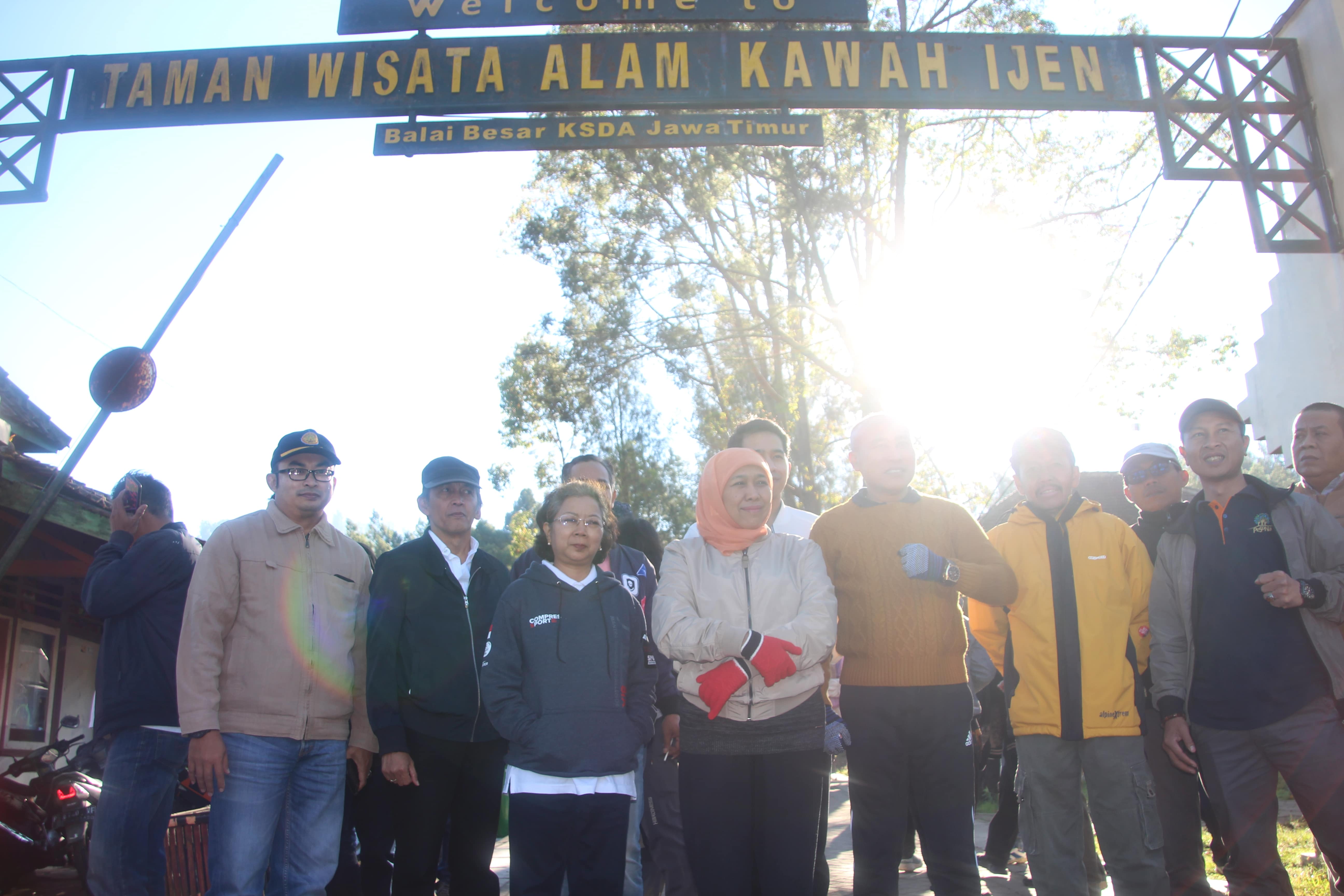 Gubernur Jatim beserta rombongan saat berada di pintu masuk Taman Wisata Alam Kawah Ijen. (Foto: Faiq/ngopibareng.id)