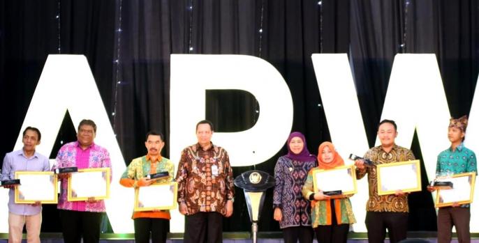 Para pemenang Anugerah Pewarta Warga di Gedung Grahadi Surabaya. (Foto: Dok Humas)