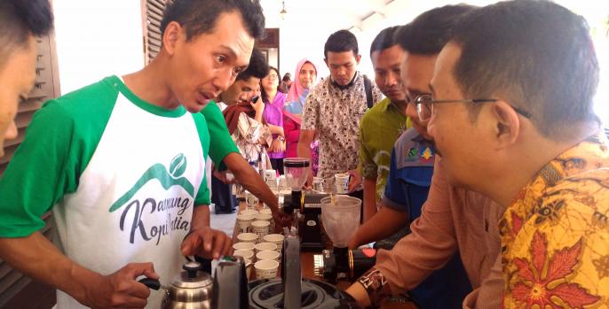 Seorang barista asal kampung Jatiarjo, Pasuruan menampilkan suguhan kopi di acara APW 2019. (Foto: Dok Humas)