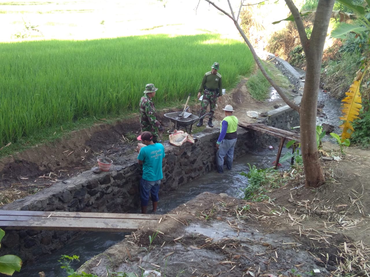 Pembuatan Tanggul Penahan Tanah (TPT) Saluran Irigasi di Desa Kebontunggul oleh Satgas TMMD Imbangan 105 Mojokerto