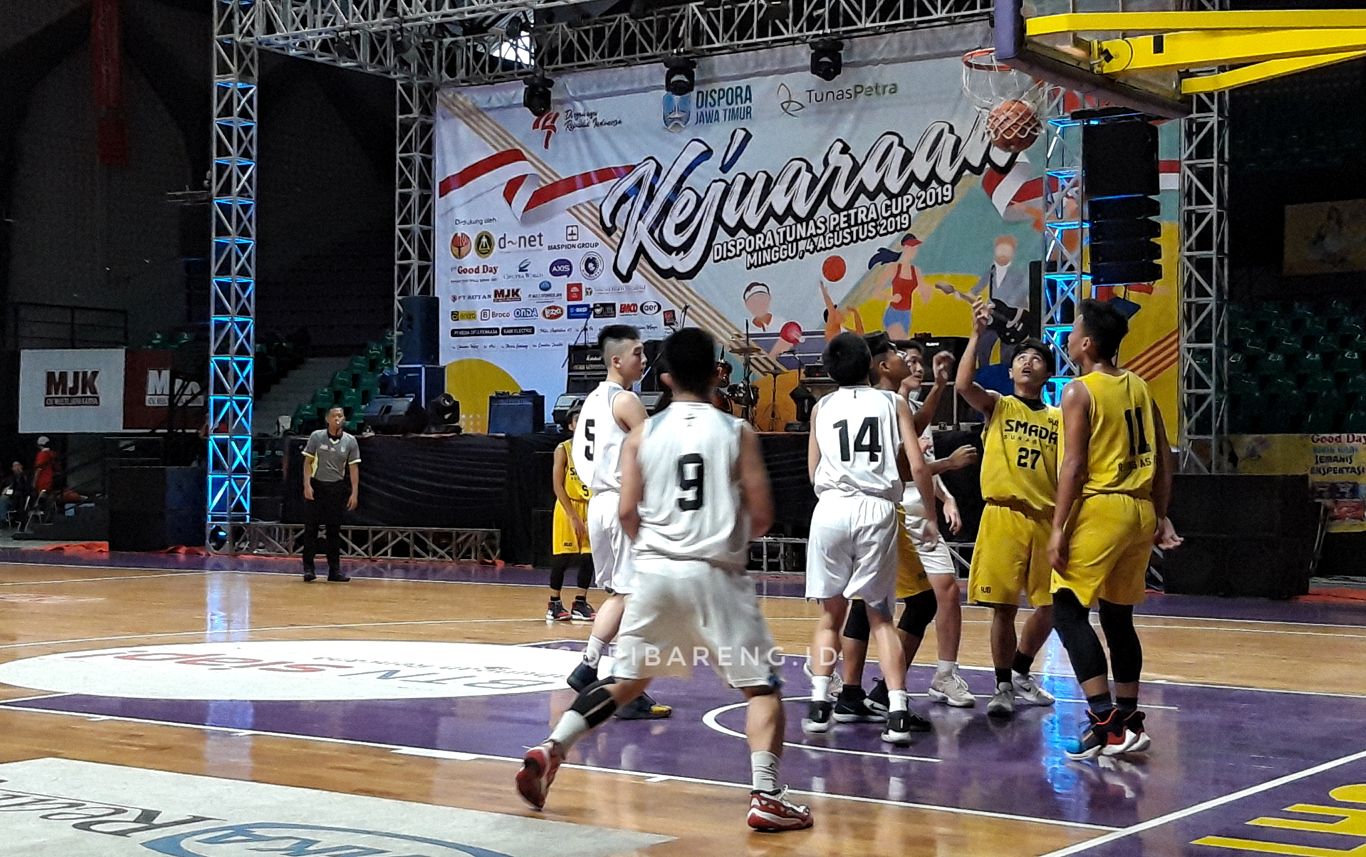 Final basket antara SMA Gloria 1 melawan SMAN 2 Surabaya di Dispora Tunas Petra Cup, Minggu 4 Agustus 2019. (Foto: Haris/ngopibareng.id)