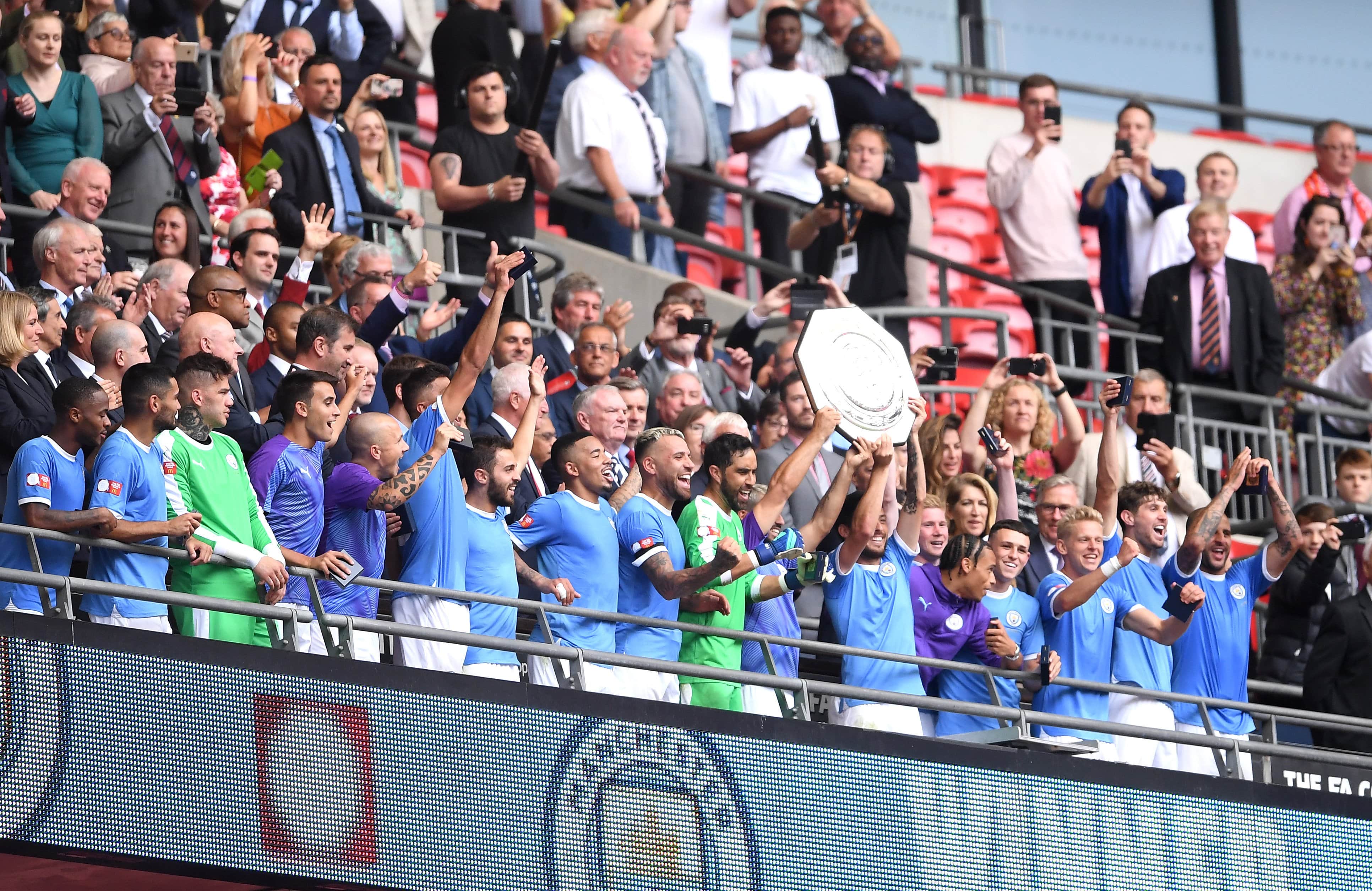 Para pemain Manchester City saat merayakan gelar juara Community Shield. (Foto: Twitter @manchestercity)